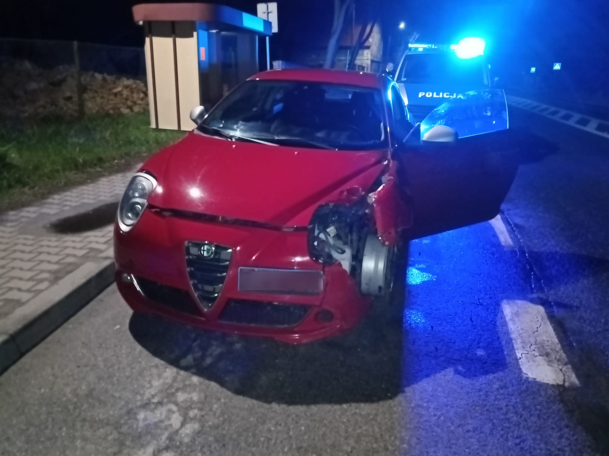 KPP Oswiecim. Alfa Romeo po kolizji (1)